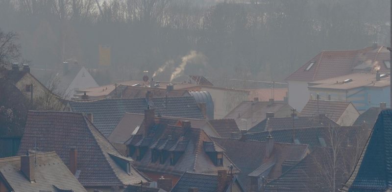 Smog nad budynkami mieszkalnymi