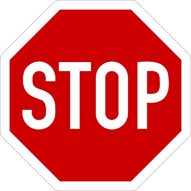 znak "stop" - białe litery na czerwonym tle