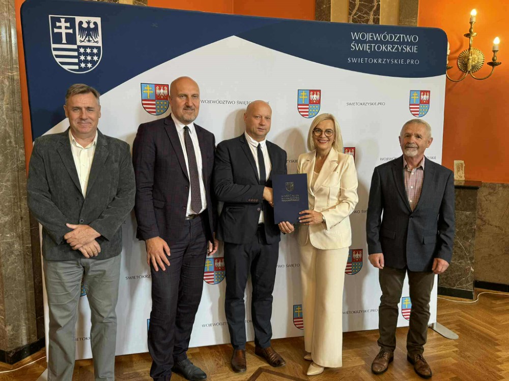 Zdjęcie z podpisania umowy na dofinansowanie