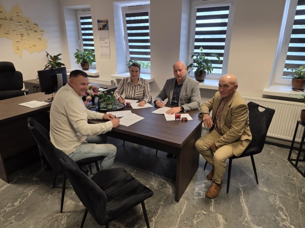 Zdjęcie przedstawia Wójta Gminy Raków wraz z Radnym Gminy Raków oraz pracownikiem samorządowym podpisując umowę z przedstawicielem firmy
