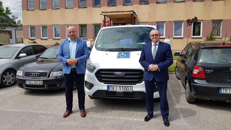 001 Samochód zakupiony w ramach projektu door to door. Od lewej Damian Szpak wójt Gminy Raków i Andrzej Michalski dyrektor Oddziału Świętokrzyskiego PFRON