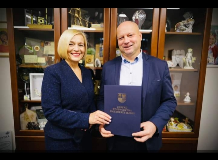 001 Wicemarszałek województwa świętokrzyskiego Renata Janik i wójt gminy Raków Damian Szpak 