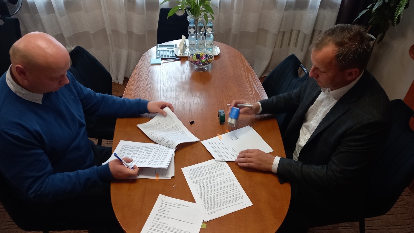 001 Podpisanie umowy. Od lewej strony: Wójt Gminy Raków - Damian Szpak oraz przedstawiciel Wykonawcy.
