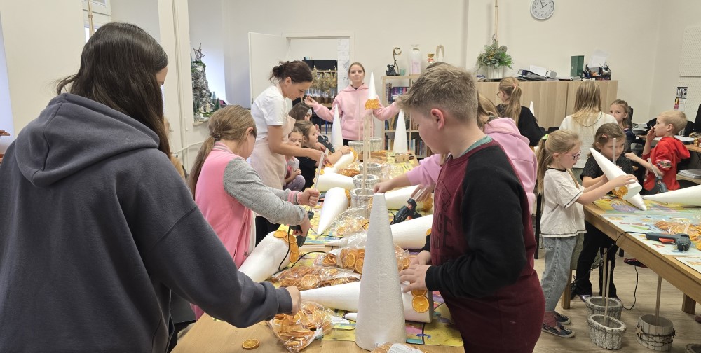 Zdjęcie przedstawia wykonywanie prac artystycznych przez dzieci i młodzież z gminy