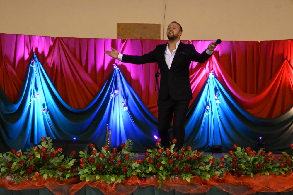 Artysta, występ, scena, kwiaty